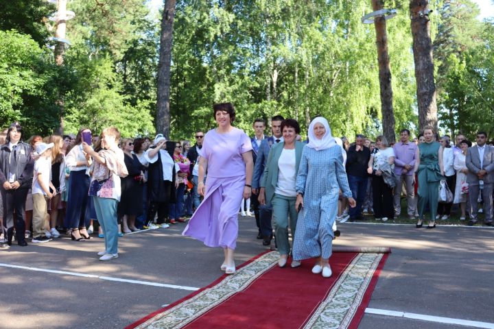 В Скарятинском саду Чистополя состоялся выпускной бал (фоторепортаж)