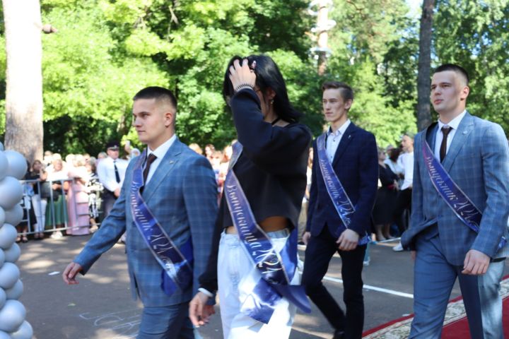 В Скарятинском саду Чистополя состоялся выпускной бал (фоторепортаж)