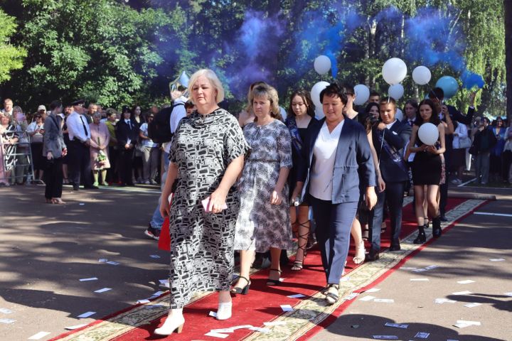 В Скарятинском саду Чистополя состоялся выпускной бал (фоторепортаж)