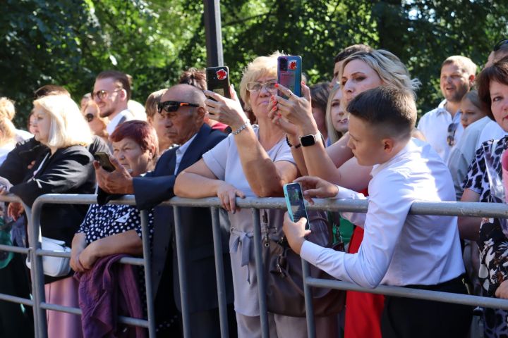 В Скарятинском саду Чистополя состоялся выпускной бал (фоторепортаж)