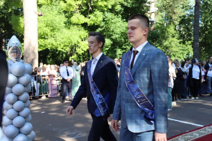 В Скарятинском саду Чистополя состоялся выпускной бал (фоторепортаж)