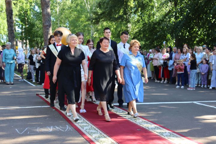 В Скарятинском саду Чистополя состоялся выпускной бал (фоторепортаж)