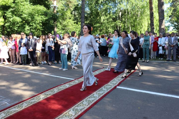 В Скарятинском саду Чистополя состоялся выпускной бал (фоторепортаж)