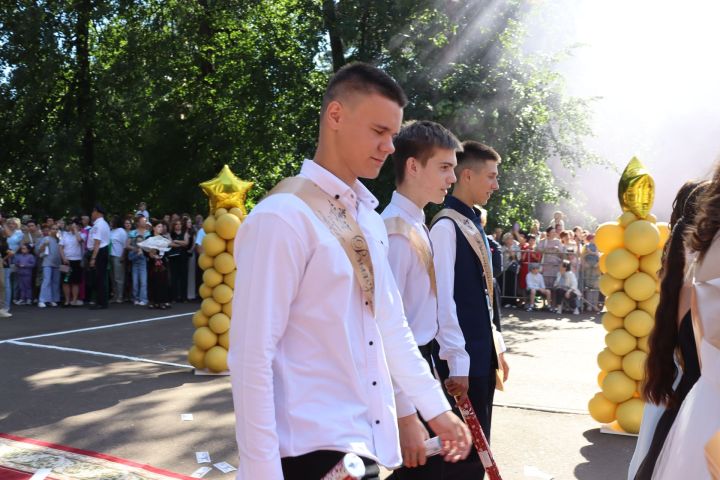 В Скарятинском саду Чистополя состоялся выпускной бал (фоторепортаж)