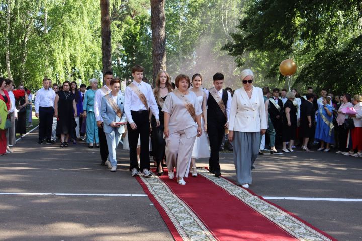 В Скарятинском саду Чистополя состоялся выпускной бал (фоторепортаж)