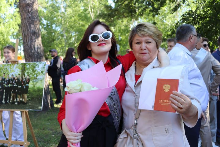 В Скарятинском саду Чистополя состоялся выпускной бал (фоторепортаж)