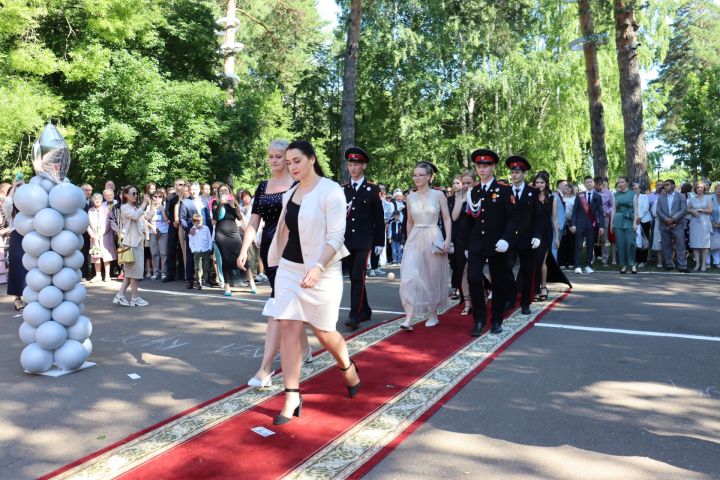 В Скарятинском саду Чистополя состоялся выпускной бал (фоторепортаж)