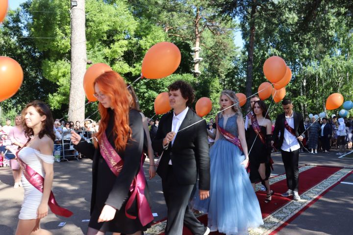 В Скарятинском саду Чистополя состоялся выпускной бал (фоторепортаж)