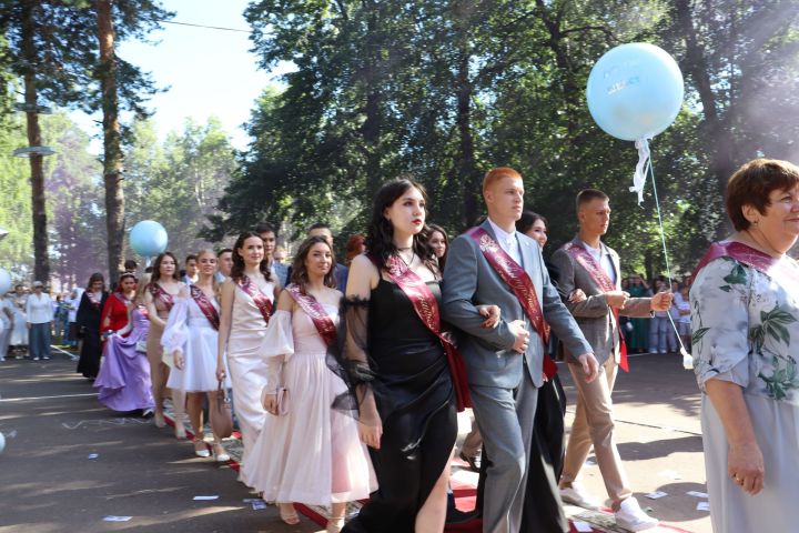 В Скарятинском саду Чистополя состоялся выпускной бал (фоторепортаж)