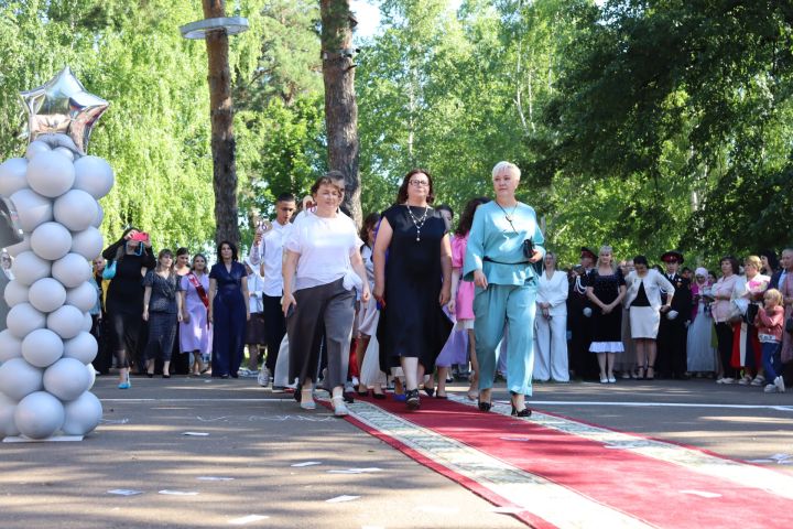 В Скарятинском саду Чистополя состоялся выпускной бал (фоторепортаж)