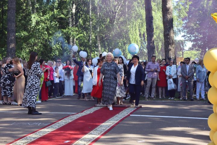 В Скарятинском саду Чистополя состоялся выпускной бал (фоторепортаж)