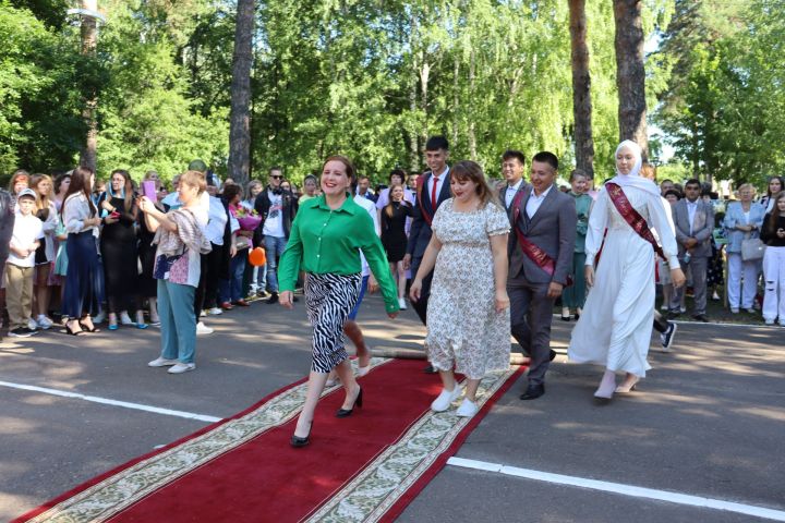 В Скарятинском саду Чистополя состоялся выпускной бал (фоторепортаж)