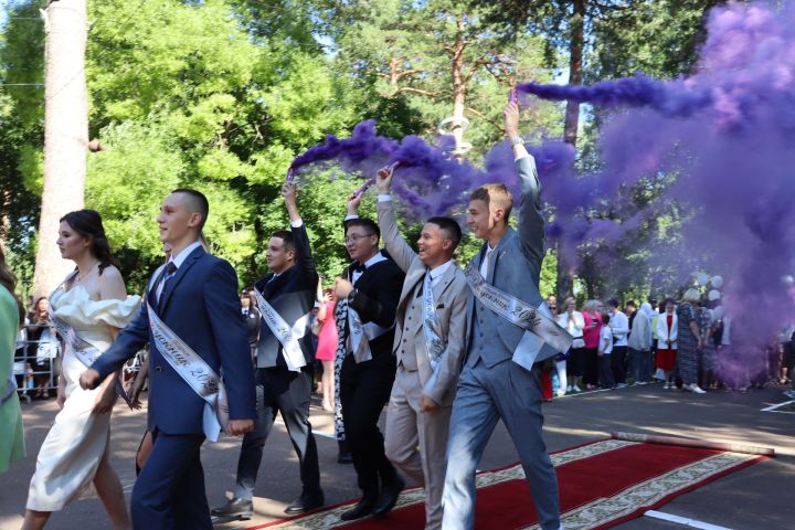 В Скарятинском саду Чистополя состоялся выпускной бал (фоторепортаж)