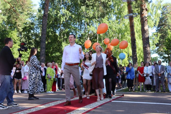 В Скарятинском саду Чистополя состоялся выпускной бал (фоторепортаж)