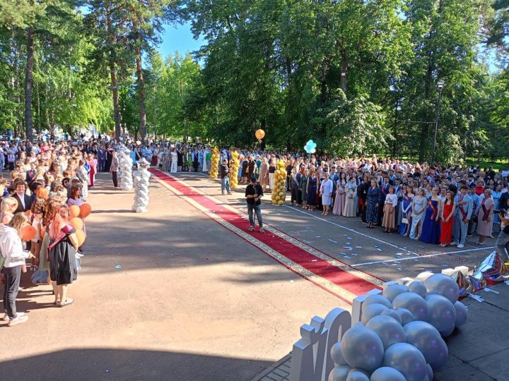 В Скарятинском саду Чистополя состоялся выпускной бал (фоторепортаж)