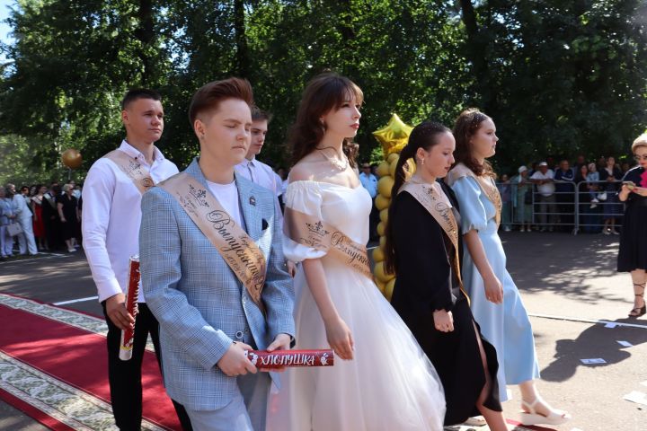 В Скарятинском саду Чистополя состоялся выпускной бал (фоторепортаж)