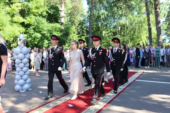 В Скарятинском саду Чистополя состоялся выпускной бал (фоторепортаж)