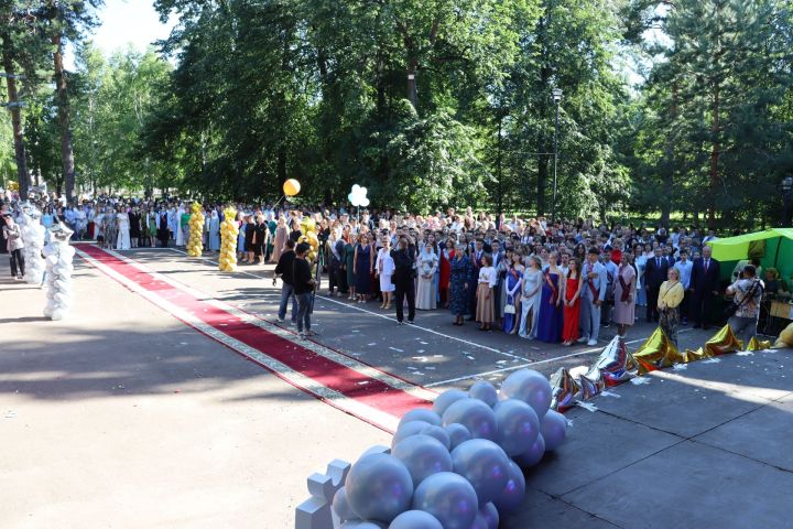 В Скарятинском саду Чистополя состоялся выпускной бал (фоторепортаж)