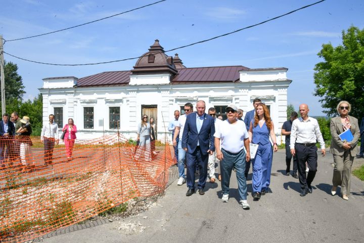 Раис Татарстана ознакомился с ходом строительства пассажирской пристани в Чистополе и планами города по работе с туристами