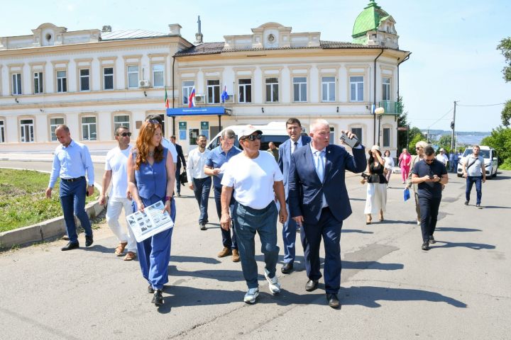 Раис Татарстана ознакомился с ходом строительства пассажирской пристани в Чистополе и планами города по работе с туристами