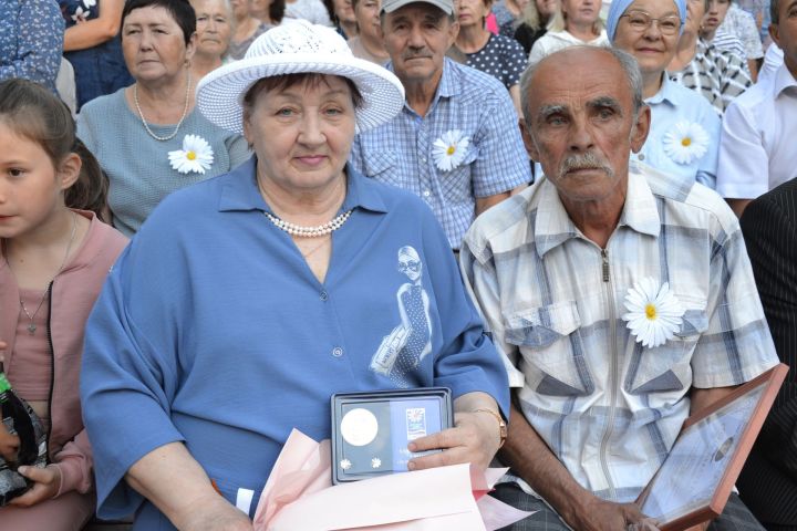 Чистопольской семье Гущиных вручили медаль «За любовь и верность»