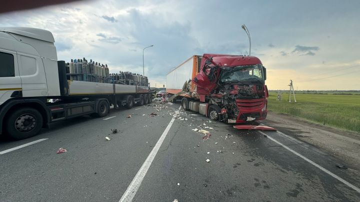 В Чистопольском районе столкнулись два большегруза