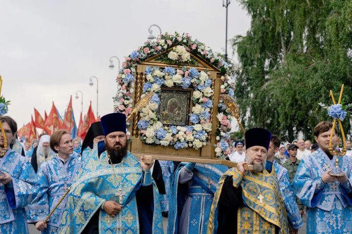 Священнослужители и прихожане храмов Чистопольской епархии приняли участие в крестном ходе