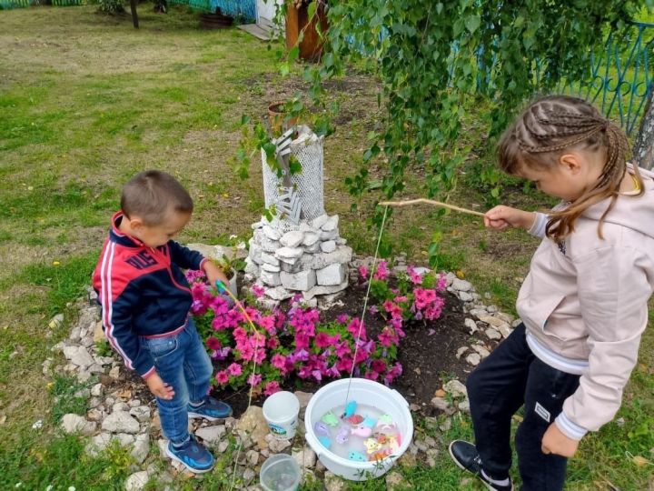 Ребята чистопольского села соревновались в выдувании самого большого мыльного пузыря