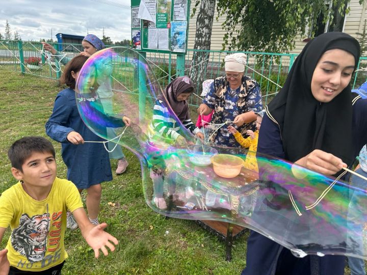 Ребята чистопольского села соревновались в выдувании самого большого мыльного пузыря