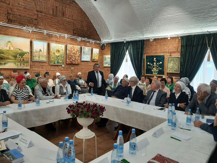 В чистопольском Исламском центре организовали книжную выставку, посвященную жизни и творчеству Гаяза Исхаки