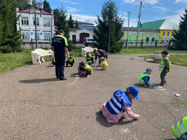 Дети напомнили чистопольцам правила езды на средствах индивидуальной мобильности и велосипедах