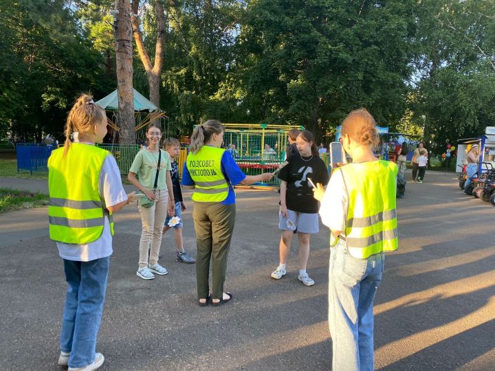 В День семьи, любви и верности юные чистопольцы изготовили «ромашки-безопасности»