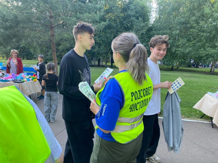 В День семьи, любви и верности юные чистопольцы изготовили «ромашки-безопасности»