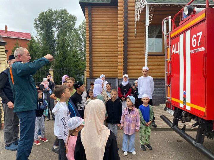 В чистопольской мечети ребят познакомили с работой пожарной службы