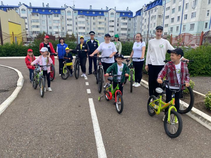 Дети вместе с родителями продемонстрировали навыки вождения велосипеда