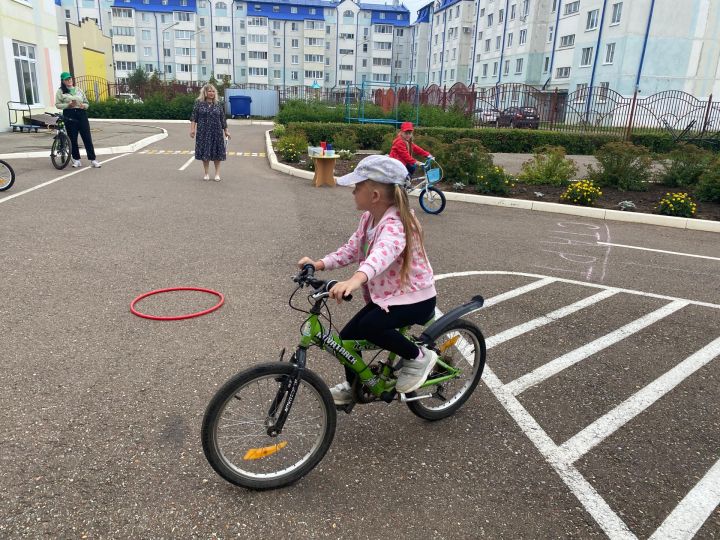 Дети вместе с родителями продемонстрировали навыки вождения велосипеда