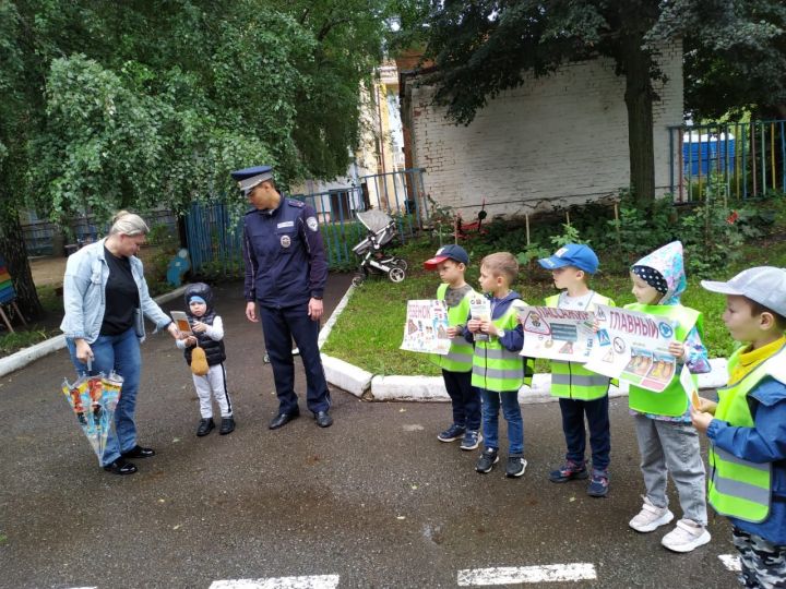 В Чистополе дети напомнили своим родителям правила дорожного движения