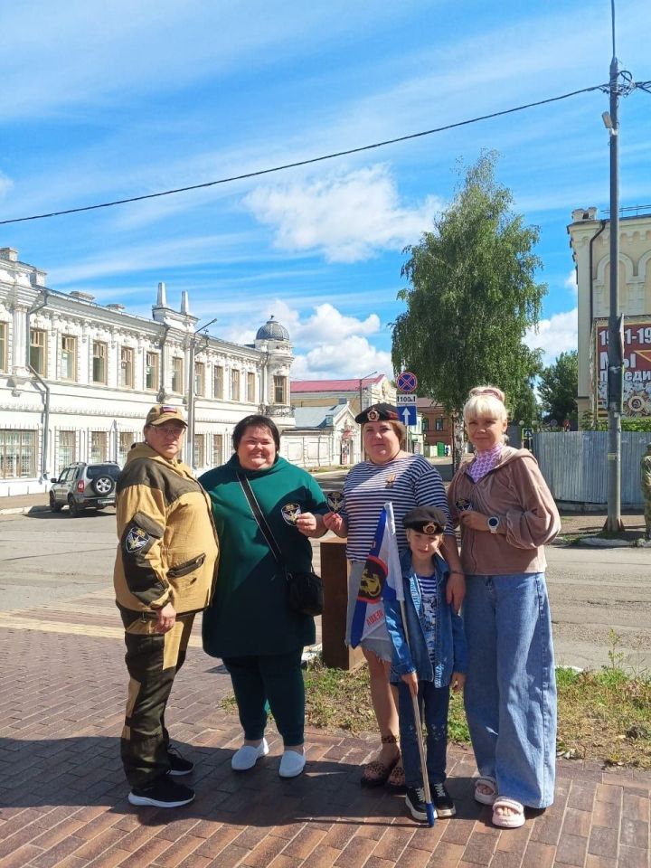 Девяти жительницам Чистополя вручили шевроны Жена героя