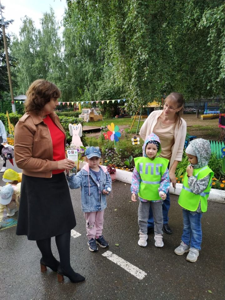 В Чистополе дети напомнили своим родителям правила дорожного движения