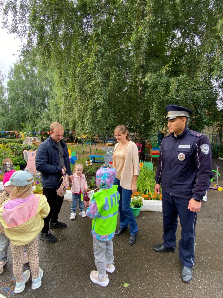 В Чистополе дети напомнили своим родителям правила дорожного движения