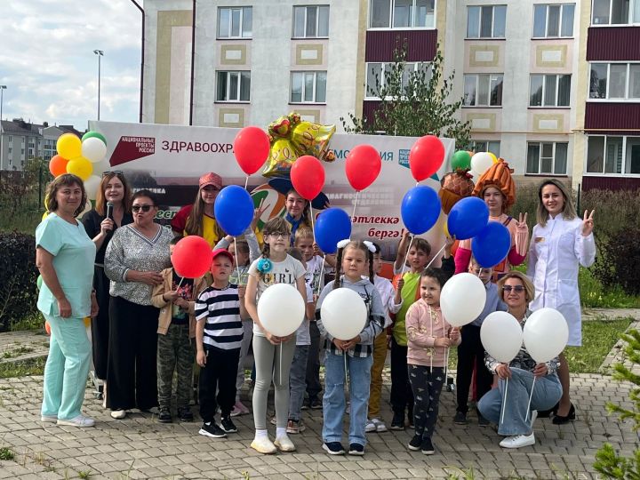 «Мәктәпкә җыенырга ярдәм ит!»: балалар поликлиникасы территориясендә бәйрәм