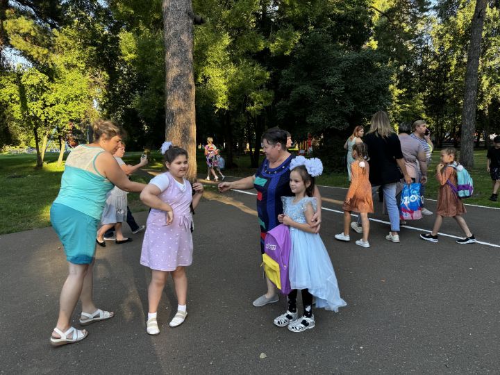 Более 100 чистопольских первоклассников получили в подарок рюкзаки со школьными принадлежностями