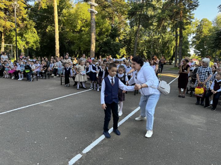 Более 100 чистопольских первоклассников получили в подарок рюкзаки со школьными принадлежностями