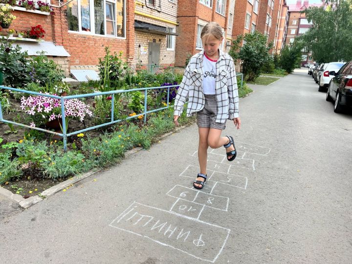 В одном из дворов в Чистополе отметили День физкультурника