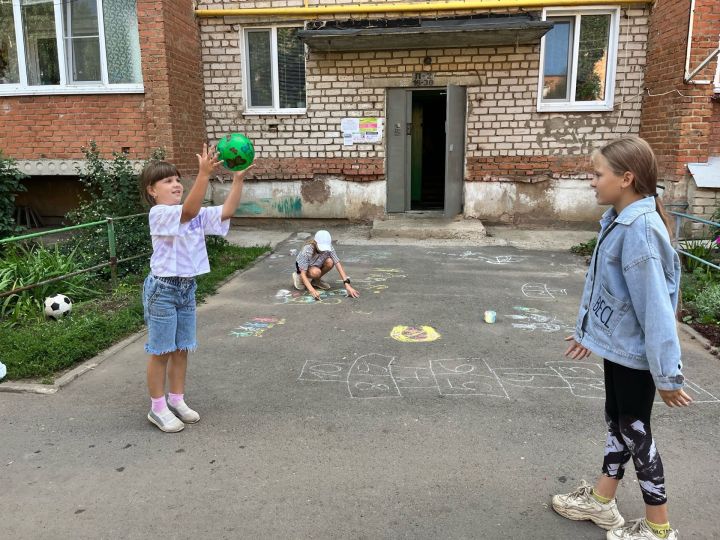 В одном из дворов в Чистополе отметили День физкультурника