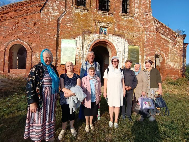 Верующие села Змеево отметили праздник Владимирской иконы Божией Матери и мучеников Адриана и Наталии