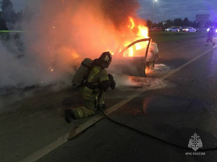 В Челнах на ходу загорелся учебный автомобиль